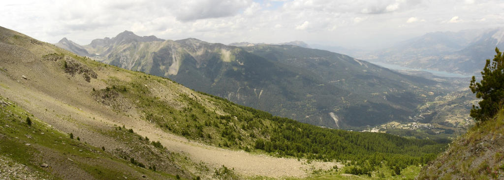 #5 Panorama : Pic Silhourais, Auta, Pouzenc, tête de la Mazelière, Morgon, lac, aiguilles de Chabrières!
Dommage que le ciel soit si nuageux... Panorama : Pic Silhourais, Auta, Pouzenc, tête de la Mazelière, Morgon, lac, aiguilles de Chabrières!
Dommage que le ciel soit si nuageux...