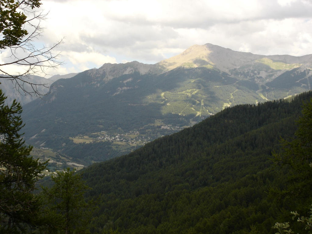 #18 Vu de loin : Le Boussolenc au-dessus de la station des Orres Vu de loin : Le Boussolenc au-dessus de la station des Orres