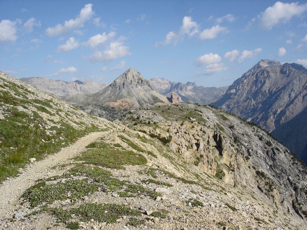 #4 Sur la frontière : Au fond, aiguille rouge, mont Thabor, vallée étroite et un des 3 mages Sur la frontière : Au fond, aiguille rouge, mont Thabor, vallée étroite et un des 3 mages