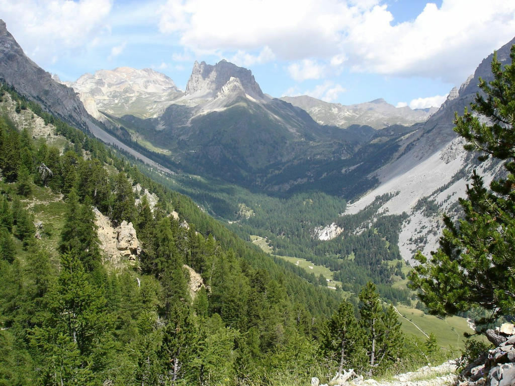 #7 Vallée étroite : le bout, surmonté du Grand Seru et du mont Thabor Vallée étroite : le bout, surmonté du Grand Seru et du mont Thabor