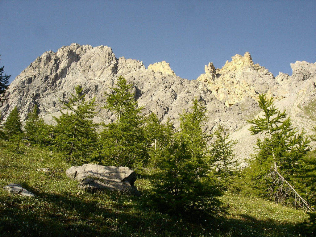 #3 Couleurs de roches : Tuf jaune et calcaire gris Couleurs de roches : Tuf jaune et calcaire gris