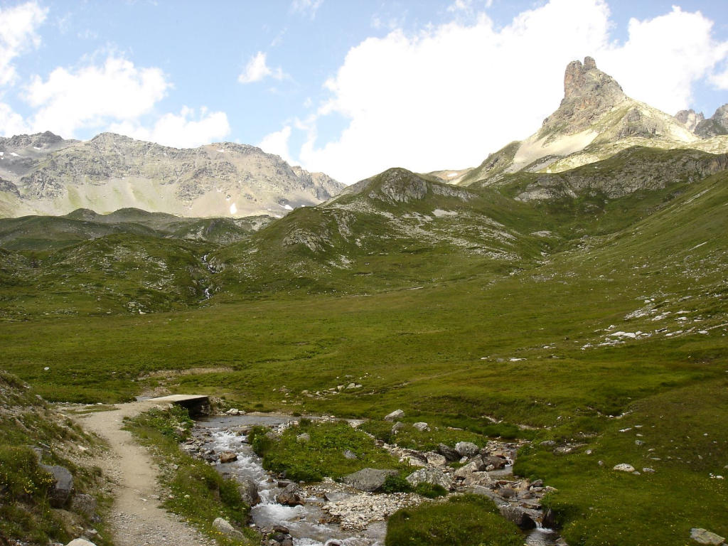 #23 Passerelle : derniers tours de roue avant le long portage jusqu Passerelle : derniers tours de roue avant le long portage jusqu'au sommet.
A droite, le Grand Adret