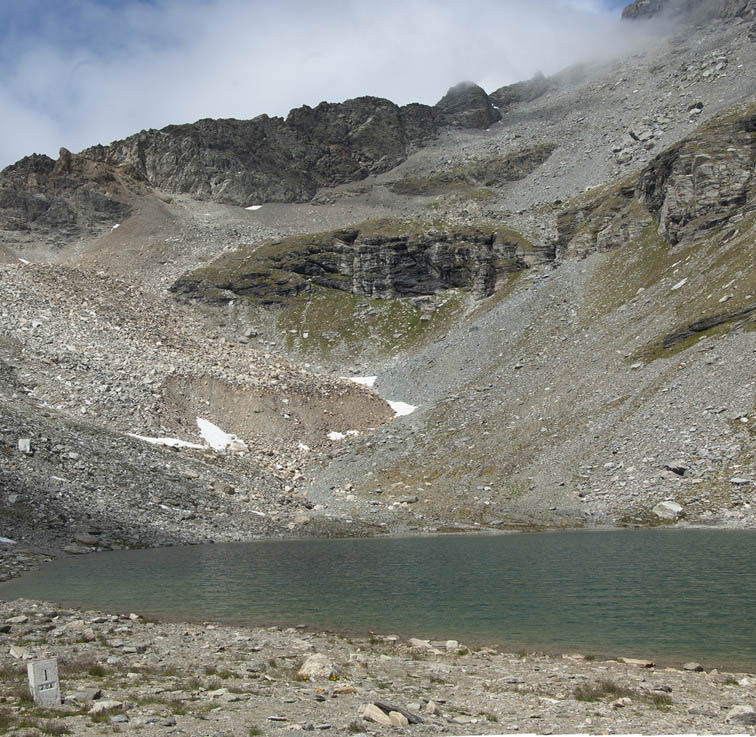 Lago della vecchia : Le lac et la paroi du Mont Giusalet.