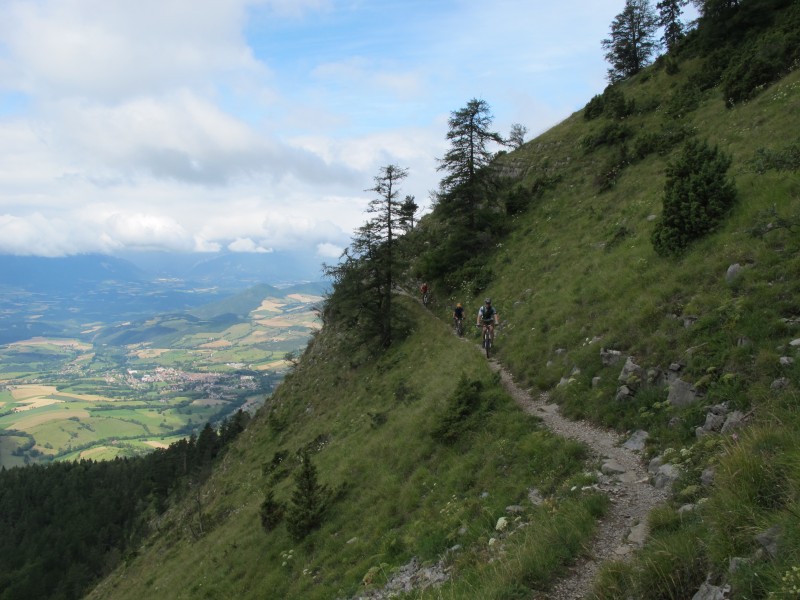 Sentier sur montagne : il ne faut pas regarder en bas