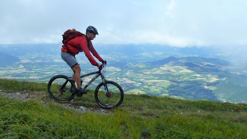 Slyeb file sur Mens : La météo n'empêche d'apprécier la crête du bonnet et zhou sur Mens... après qqs détours