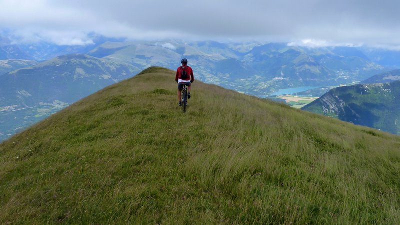 Sommet de l'Aiguille : Slyeb se fait un plaisir solitaire et plongeant