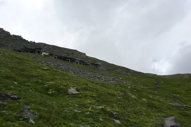 Col de la Lausetta : Ruines qui nous auront bien protégées du vent