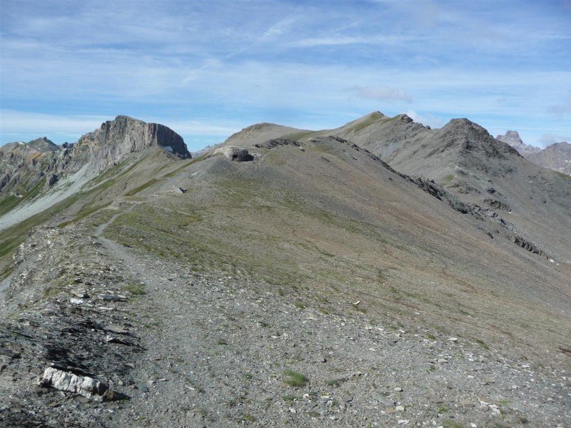 Col sans nom sous le Bellino : Au col, avec ses blockhaus.