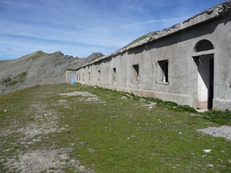 #36 Capana Carmagnol : Les baraquements au col avec le Monte Bellino au fond. Capana Carmagnol : Les baraquements au col avec le Monte Bellino au fond.