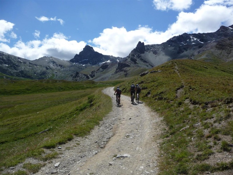 Tête des Toillies : Sur la piste en direction du refuge de la Blanche.