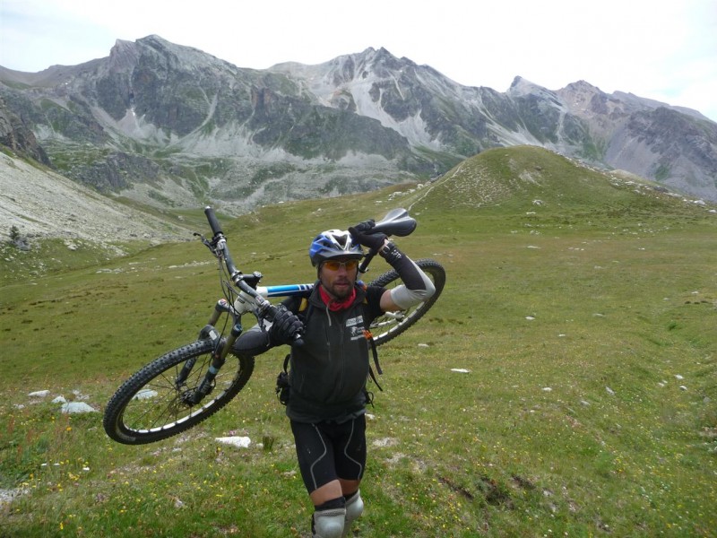 Col de Mary : Cyril en mode portage, le mode "à la mode" sur ce tour...