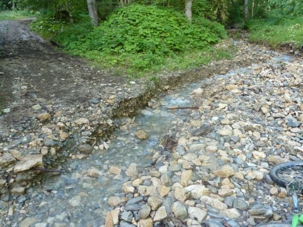 #1 Dégats des eaux : tranchée de 50cm de profond sur la piste du col de la Saulce Dégats des eaux : tranchée de 50cm de profond sur la piste du col de la Saulce