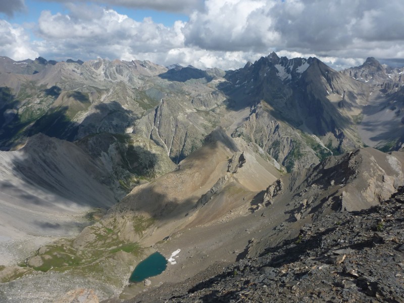 Vue depuis l'arête : Vallon des Houerts, Lac Vert, Aiguille et Brec de Chambeyron... plein les yeux !