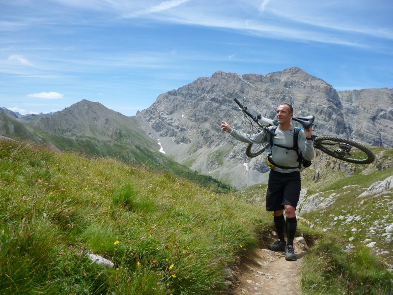 #6 Montée au pas de la Couletta : sur fond de Rochers de St Ours Montée au pas de la Couletta : sur fond de Rochers de St Ours