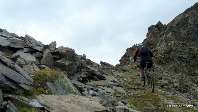 Colle di Sort : les seuls 10m (linéaire) roulant. En face W, c'est 300m de falaises...