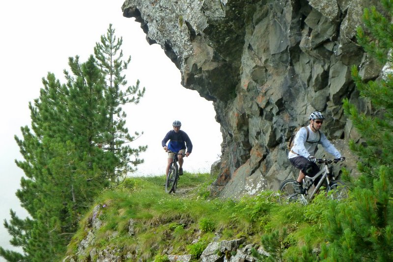 Vire du sentier des tunnels : On passe tranquillement sûr de son coup de guidon