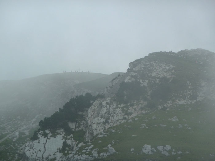 #3 Mont Colombier : Arrivée vers le mont colombier dans la brume Mont Colombier : Arrivée vers le mont colombier dans la brume