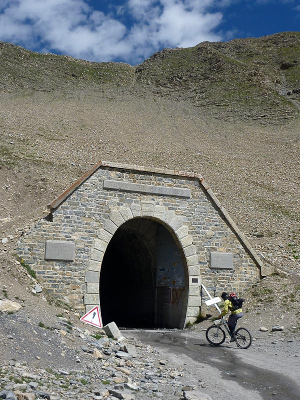 Tunnel du Parpaillon : Surprenant, ce tunnel en pleine montagne !