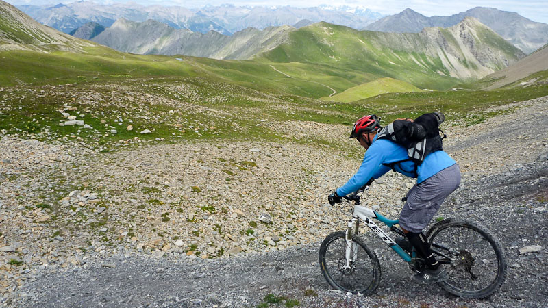 Parti pour le col de Girabeau : On distingue le col au fond, au bout de la piste