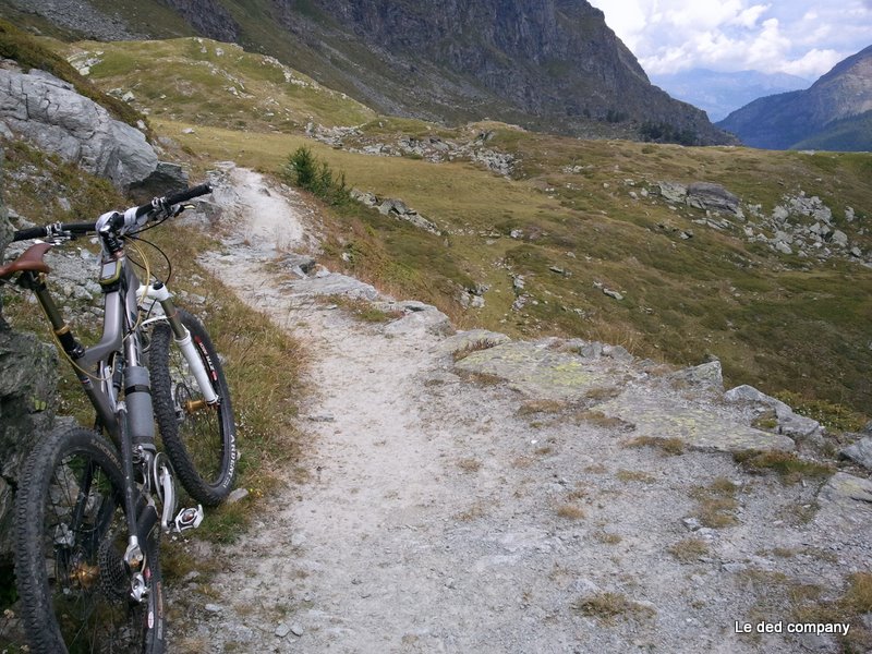 Petite piste militaire : Début de la DH sur Valgrisenche par le sentier 17