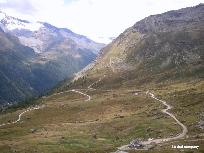 #7 Sentier 14A : Vue sur le hameau d Sentier 14A : Vue sur le hameau d'Arp Vieille, le bout de piste et le sentier dévalant la face Est du Mont Pelà