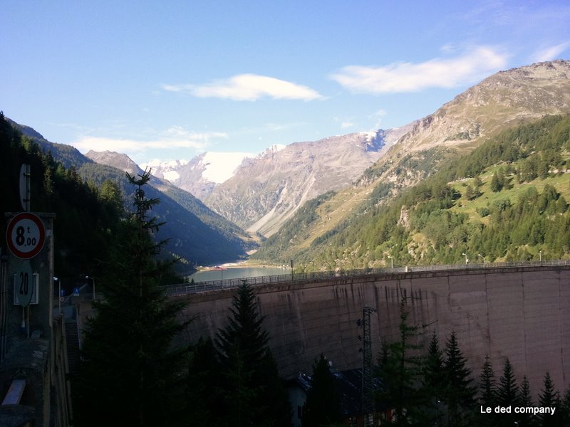 Barrage de Beauregard : On devine le sentier sur le flanc supérieur de la montagne de droite