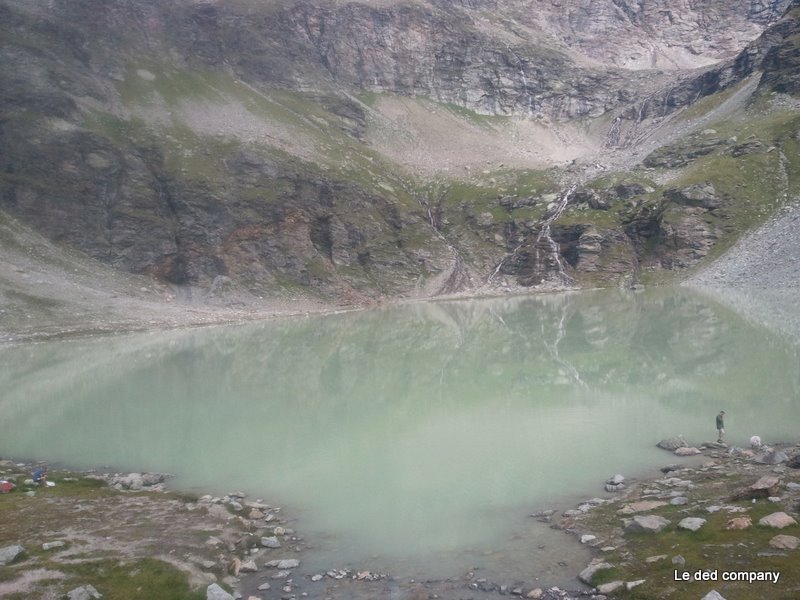Lac de Saint-Grat : La couleur laiteuse du lac offre un effet miroir assez déconcertant