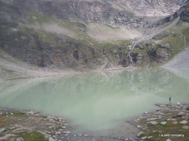 #4 Lac de Saint-Grat : La couleur laiteuse du lac offre un effet miroir assez déconcertant Lac de Saint-Grat : La couleur laiteuse du lac offre un effet miroir assez déconcertant