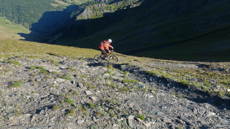 Col des Thures : Départ d'une belle et rapide descente sur le Roux