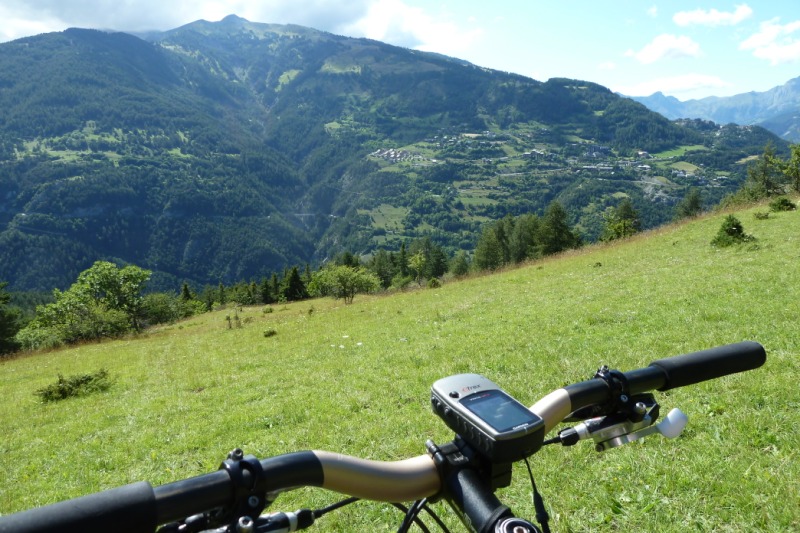 #3 Vue sur Pra-Loup : Ne pas rater le virage à gauche dans ce champ! Vue sur Pra-Loup : Ne pas rater le virage à gauche dans ce champ!