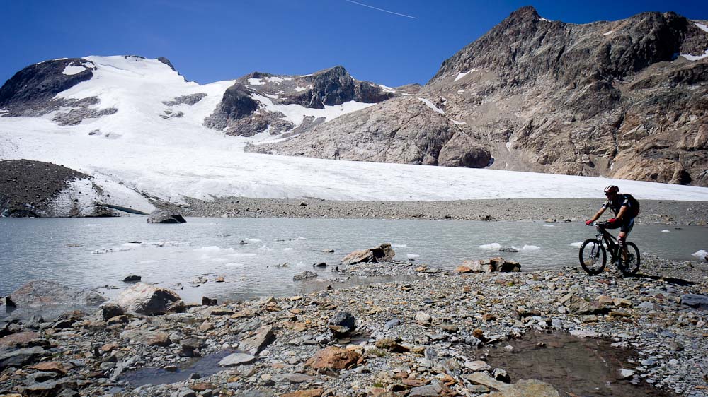 Glacier de Saint-Sorlin : petit lac avant la remontée à la Cime de la Valette