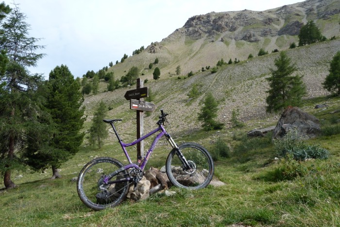 Sous col de la Pare : Cela avance lentement quand même cette horizontal mais c'est très varié entre caillasses, lisse et même mélézins