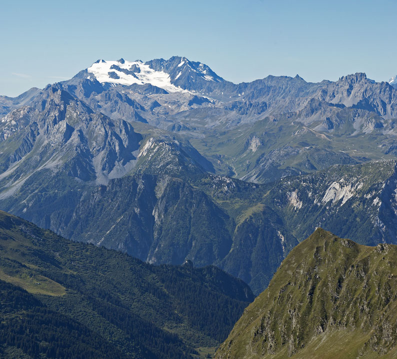 Pointe de la Vélière : En bas à droite la pointe de la Vélière, dans le fond, Peclet Polset