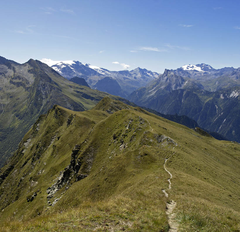 Pointe de la Vélière : Le petit sentier qui parcourt l'arête jusqu'à la croix.