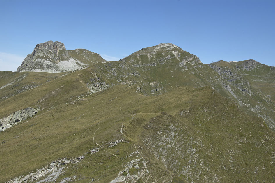 Pointe de la Vélière : La partie haute de la descente avec à droite la Roche du Mio et son télésiège et au centre la Pointe du Tougne.