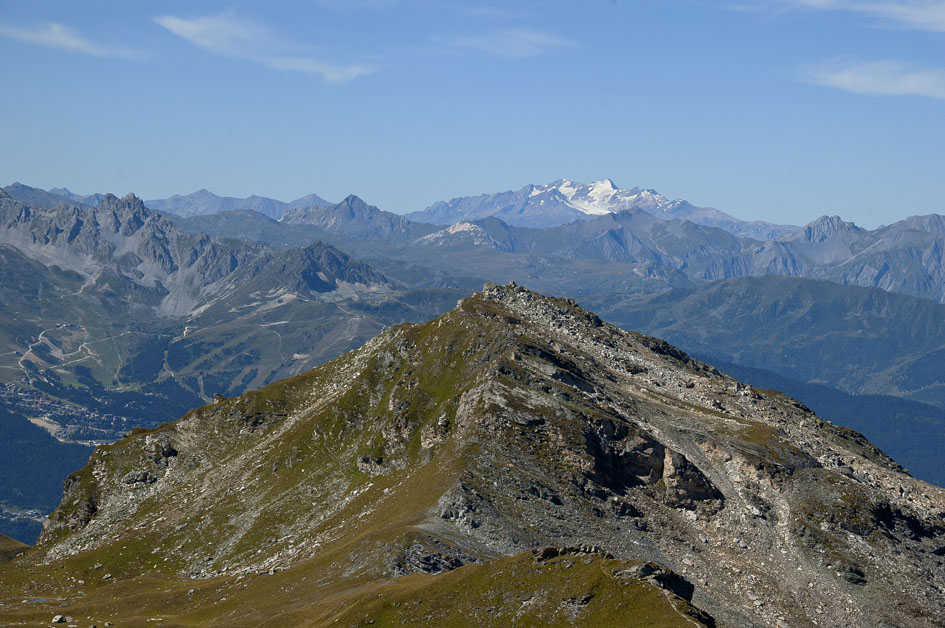 Pointe du Tougne : De la Roche du Mio vue sur le sommet de la pointe du Tougne et dans le fond le massif des grandes rousses