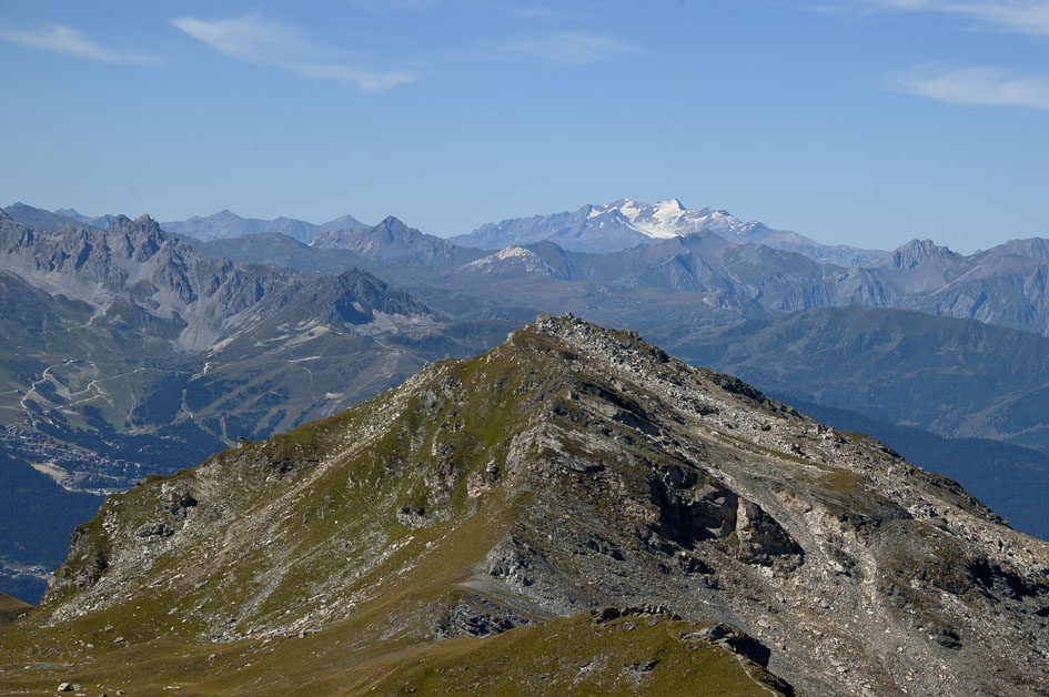 #1 Pointe du Tougne : De la Roche du Mio vue sur le sommet de la pointe du Tougne et dans le fond le massif des grandes rousses Pointe du Tougne : De la Roche du Mio vue sur le sommet de la pointe du Tougne et dans le fond le massif des grandes rousses