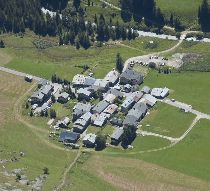 Pointe de la Vélière : Vue plongeante sur le hameau de la Chiserette