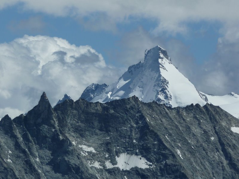 Dent d'Hérens : Dent d'Hérens et Aig. de la Tsa au premier plan