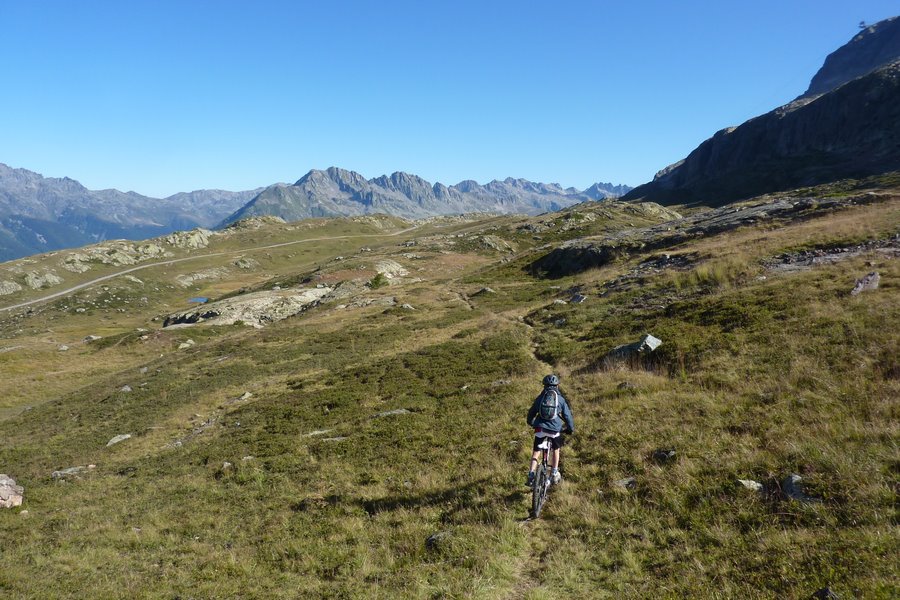 Direction le restaurant : Alluciné de voir une route asphaltée monter aussi haut pour desservir... un restaurant !