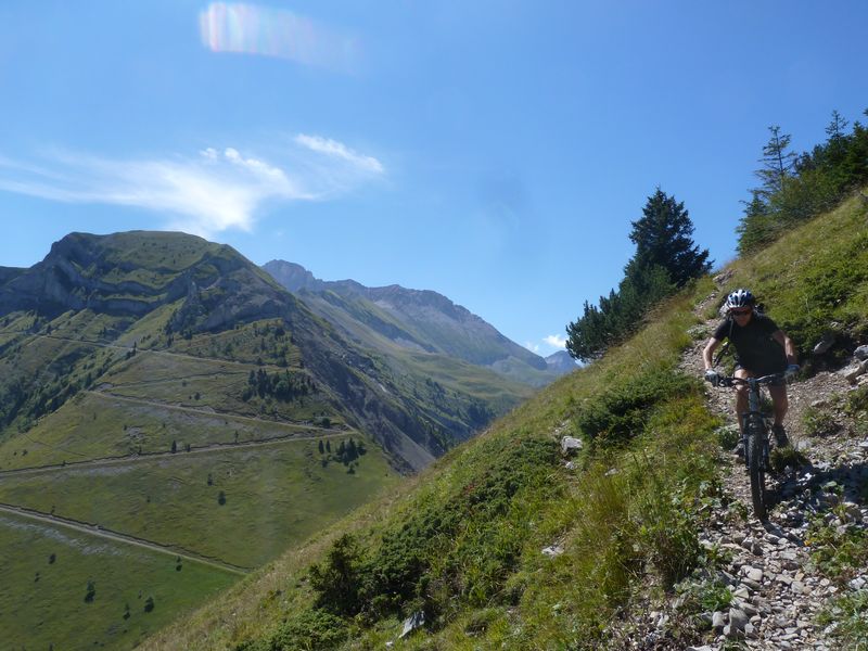 Sous le Chatel : Première descente crispée dans la caillasse