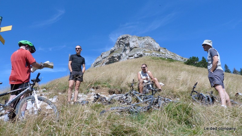 Col de la Brèche : Pause bien méritée et échange avec un Ourien "anonyme"