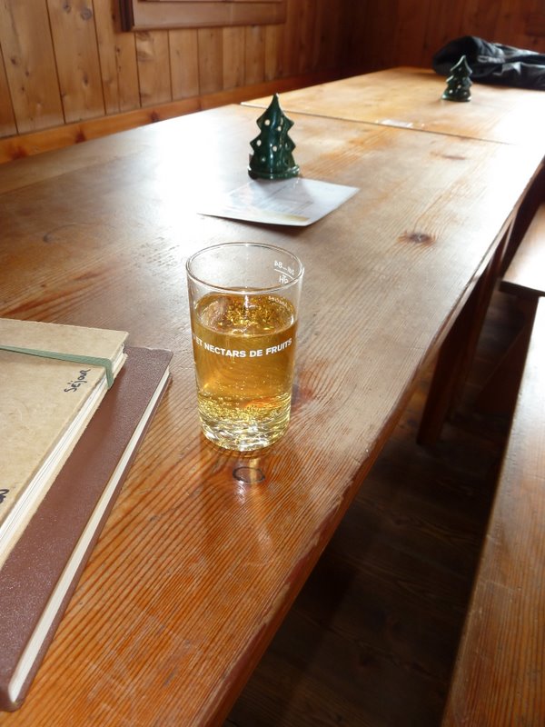 #7 Cab. des Becs de Bosson : Un petit verre de Rivella offert au courageux biker... Cab. des Becs de Bosson : Un petit verre de Rivella offert au courageux biker...