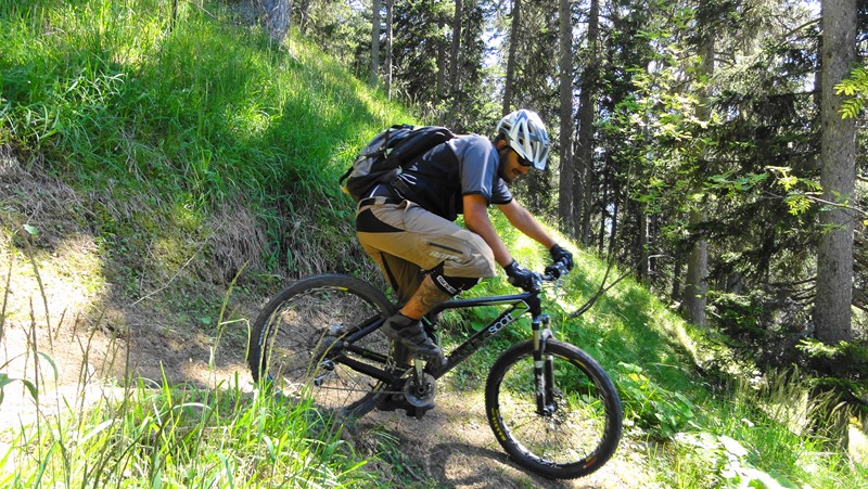 #10 Nico : lacet sentier porcière Nico : lacet sentier porcière