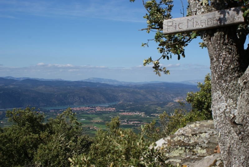 Pic Marbet : Vinça et son lac dans le fond