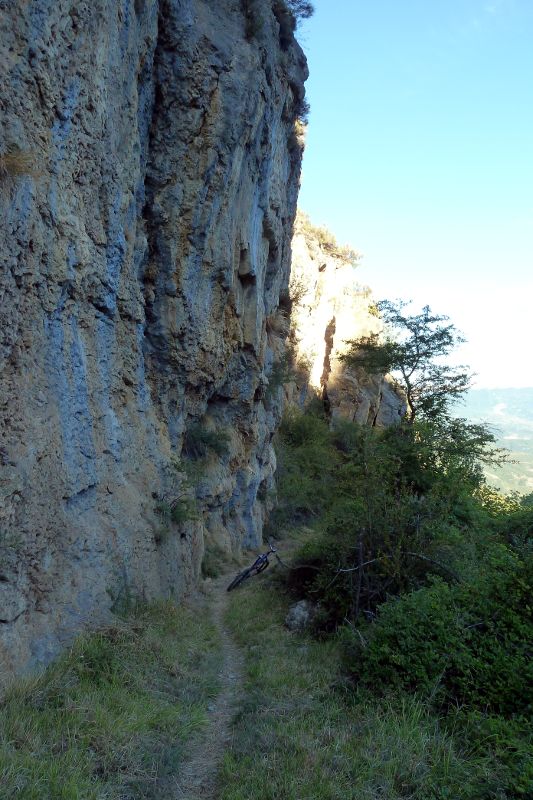 #5 Joli passage : ...et la suite de la descente est superbe avec entre autre ce beau passage sous une petite barre Joli passage : ...et la suite de la descente est superbe avec entre autre ce beau passage sous une petite barre