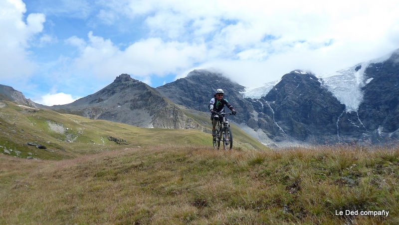 #15 Gilles : Sur fond de Pointe des Plates des Chamois et de glacier des Balmes Gilles : Sur fond de Pointe des Plates des Chamois et de glacier des Balmes