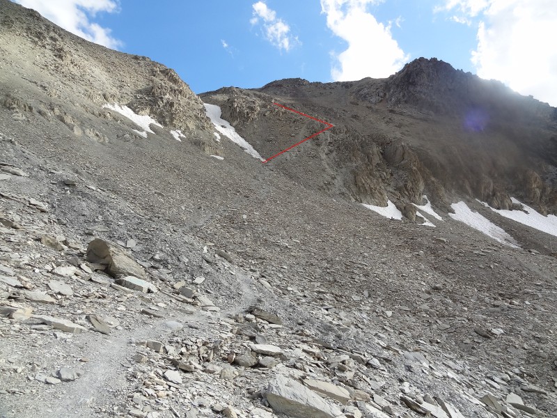 Iti du passage chaud : En fait ça passe juste sur cette rampe (qui se descend bien) ensuite les 5 m de NR et après un beau sentier bien tracé jusqu'au sommet !