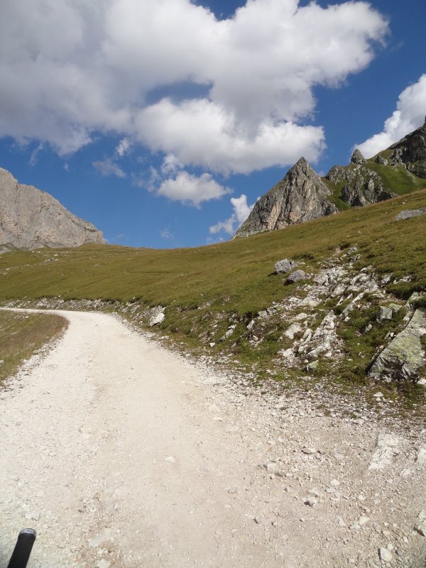 La pisttasse de montée : par le camp des Rochilles avant de rallier le col des Cerces.
A cette heure (16H45) ont est pas trop embêter par les piétons ;)