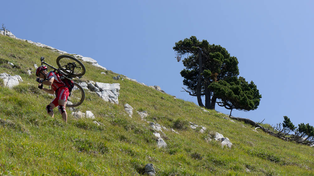 Sous le sommet : bien raide le sentier